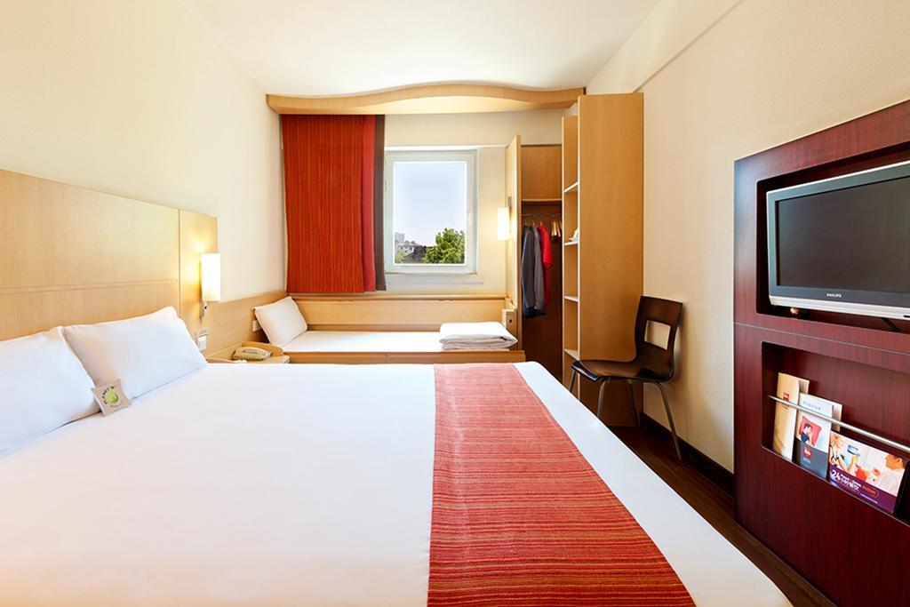 Ibis Dalian Zhongshan Square Exterior photo